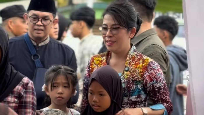 Wali Kota Singkawang Tjhai Chui Mie didampingi Wakil Wali Kota Muhammadin ikut berburu takjil di pasar juadah Singkawang.