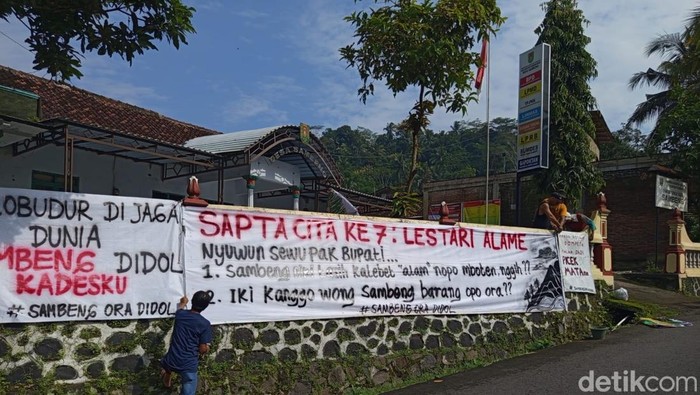 Warga Desa Sambeng, Kecamatan Borobudur, Kabupaten Magelang, beramai-ramai memasang ratusan spanduk berisi penolakan tambang tanah uruk untuk tol Jogja-Bawen, Minggu (22/2/2026).