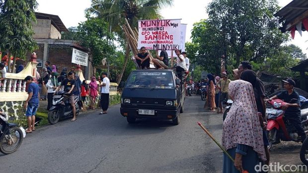 Warga Desa Sambeng, Kecamatan Borobudur, Kabupaten Magelang, beramai-ramai memasang ratusan spanduk berisi penolakan tambang tanah uruk untuk tol Jogja-Bawen, Minggu (22/2/2026).