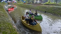 Wisata kano gratis dibuka mulai pukul 15.00 hingga 17.00 WIB, memberikan kesempatan bagi warga untuk bersantai dan mengisi waktu ngabuburit dengan aktivitas menyenangkan. Program wisata kano ini tidak hanya menghadirkan hiburan, tetapi juga menjadi alternatif aktivitas sehat bagi masyarakat. ANTARA FOTO/Putra M. Akbar
