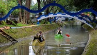 Para pengunjung terlihat mendayung perahu sambil menikmati pemandangan sepanjang aliran kali, menciptakan suasana sore yang asri dan menenangkan. Program ini digelar oleh Pemerintah Kota Tangerang setiap akhir pekan selama bulan Ramadan 1447 Hijriah. ANTARA FOTO/Putra M. Akbar