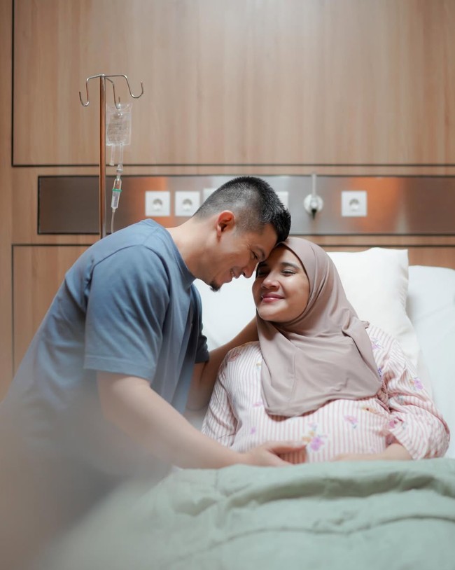 Pasangan artis Zaskia Sungkar dan Irwansyah tengah berbahagia menyambut kelahiran anak ketiganya. MasyaAllah tabarakallah. Selamat datang ke dunia, Urwah Muhammad Syahki, tulis Zaskia dalam unggahannya. Foto: Instagram/@zaskiasungkar15