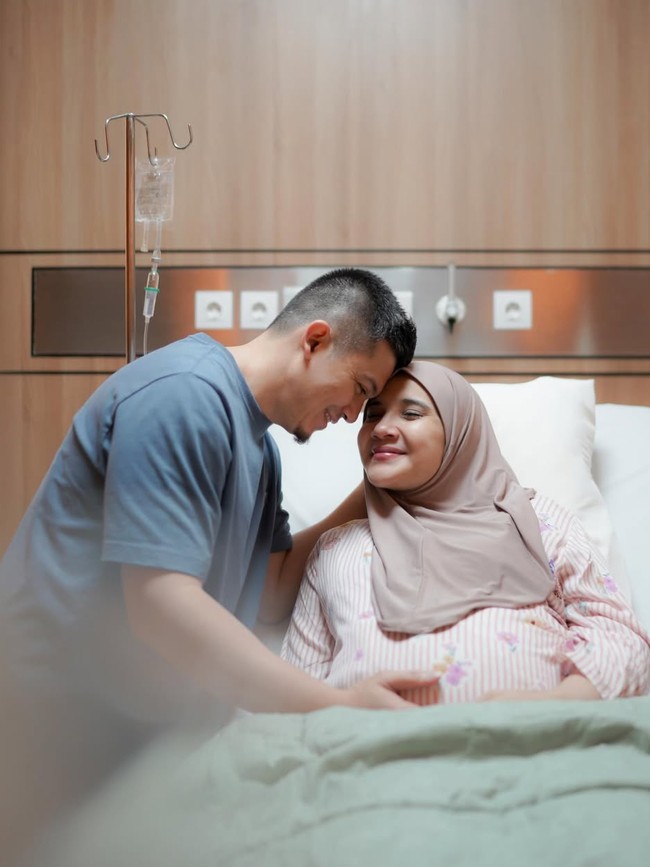 Potret Zaskia Sungkar Lahiran Anak ke-3, Tampil Natural Tanpa Pulasan Makeup