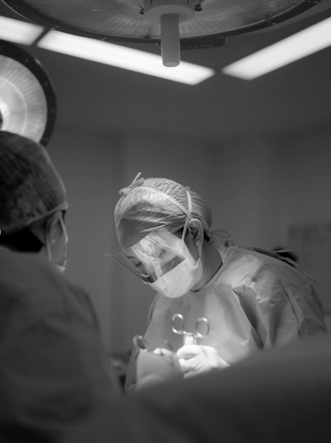 Dari foto yang dibagikan terlihat persalinan berlangsung secara caesar. Anak ketiga Zaskia dan Irwansyah ini diketahui berjenis kelamin laki-laki. Foto: Instagram/@zaskiasungkar15