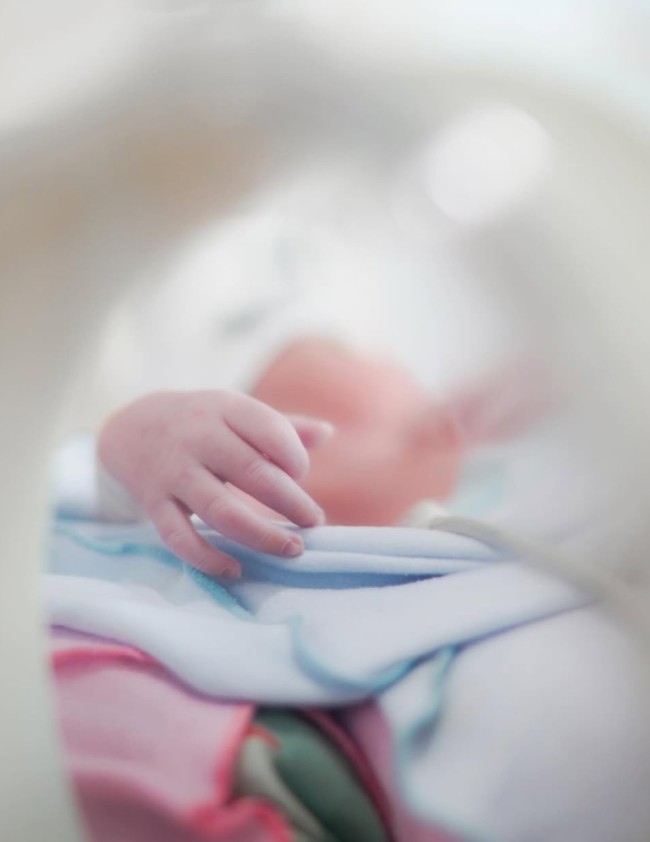 Sayangnya wajah sang bayi tampak masih dirahasiakan. Hanya tangan mungil baby Urwah yang terlihat dalam foto. Foto: Instagram/@zaskiasungkar15