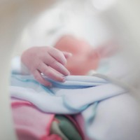 Sayangnya wajah sang bayi tampak masih dirahasiakan. Hanya tangan mungil baby Urwah yang terlihat dalam foto. Foto: Instagram/@zaskiasungkar15