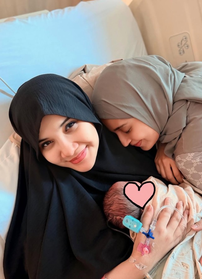 Momen membahagiakan tersebut juga dibagikan oleh adik Zaskia, Shireen Sungkar, ke Instagram. Dalam foto yang diunggah terlihat Shireen berpose bersama Zaskia dan baby Urwah. Foto: Instagram/@shireensungkar