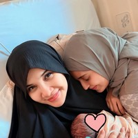 Momen membahagiakan tersebut juga dibagikan oleh adik Zaskia, Shireen Sungkar, ke Instagram. Dalam foto yang diunggah terlihat Shireen berpose bersama Zaskia dan baby Urwah. Foto: Instagram/@shireensungkar