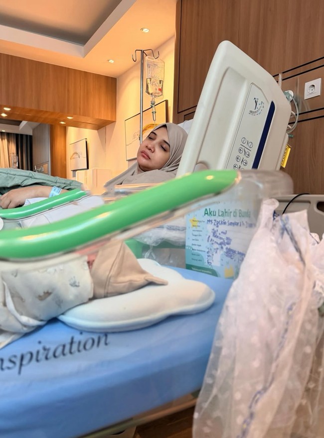 Tampil natural, Zaskia terlihat tak mengenakan pulasan makeup sama sekali. Setelah melahirkan terlihat Zaskia yang masih tampak kelelahan dan tertidur. Foto: Instagram/@shireensungkar