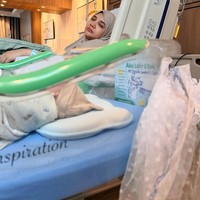 Tampil natural, Zaskia terlihat tak mengenakan pulasan makeup sama sekali. Setelah melahirkan terlihat Zaskia yang masih tampak kelelahan dan tertidur. Foto: Instagram/@shireensungkar