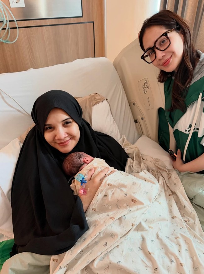 Zaskia dan bayi mungilnya juga tampak berpose bersama Nagita Slavina yang turut berkunjung. Foto: Instagram/@raffinagita1717
