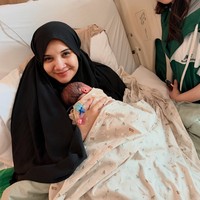 Zaskia dan bayi mungilnya juga tampak berpose bersama Nagita Slavina yang turut berkunjung. Foto: Instagram/@raffinagita1717