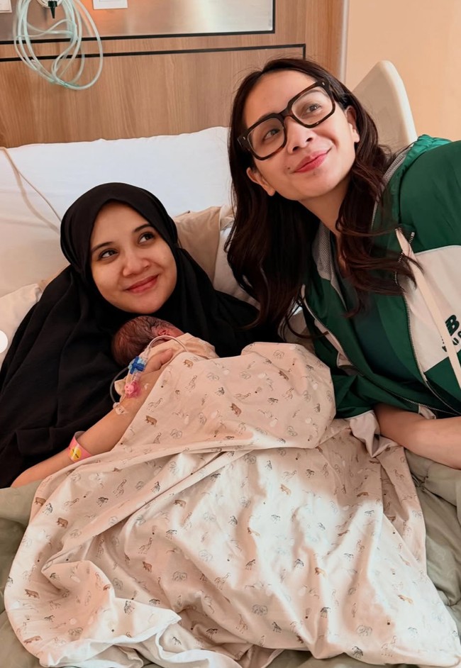 Penampilan Zaskia terlihat natural dan tetap tertutup dengan hijab hitam di kepalanya. Ia tersenyum sambil menggendong bayi mungilnya. Foto: Instagram/@raffinagita1717