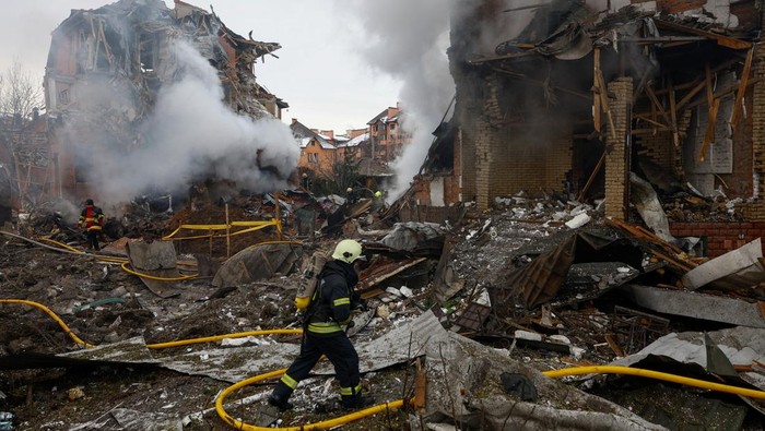 Ratusan drone dan puluhan rudal diluncurkan ke Kyiv pada 22 Februari 2026, merusak permukiman dan jaringan energi. REUTERS/Alina Smutko