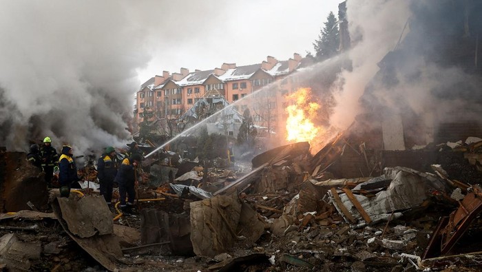 Kerusakan di Kyiv, Ukraina akibat serangan rudal dan drone Rusia (Foto: REUTERS/Alina Smutko)
