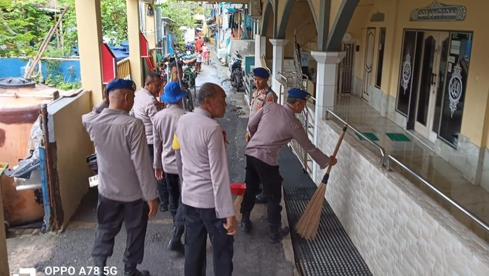 Anggota Ditpolairud Polda Metro Jaya melakukan kegiatan bersih-bersih tempat ibadah. Bersih-bersih dilakukan sesuai arahan Presiden Prabowo Subianto. (dok Ist)