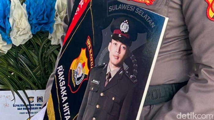 Anggota Ditsamapta Polda Sulsel Bripda Dirja Pratama (19) tewas dianiaya senior.