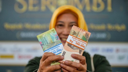 Petugas melayani warga untuk menukar pecahan uang saat pelayanan penukaran uang di Gor Saparua, Bandung, Jawa Barat, Senin (23/2/2026). Bank Indonesia (BI) menyiapkan Rp8,6 triliun untuk layanan penukaran uang dengan nominal sebesar Rp5,3 juta per paket serta layanan penukaran tersedia di 2.883 titik di Indonesia dengan total 8.755 layanan oleh BI dan perbankan lainnya pada 2026 . ANTARA FOTO/Raisan Al Farisi/YU