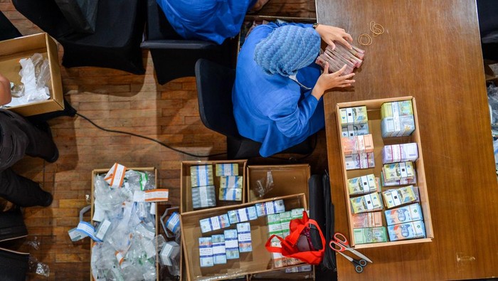 Petugas melayani warga untuk menukar pecahan uang saat pelayanan penukaran uang di Gor Saparua, Bandung, Jawa Barat, Senin (23/2/2026). Bank Indonesia (BI) menyiapkan Rp8,6 triliun untuk layanan penukaran uang dengan nominal sebesar Rp5,3 juta per paket serta layanan penukaran tersedia di 2.883 titik di Indonesia dengan total 8.755 layanan oleh BI dan perbankan lainnya pada 2026 . ANTARA FOTO/Raisan Al Farisi/YU