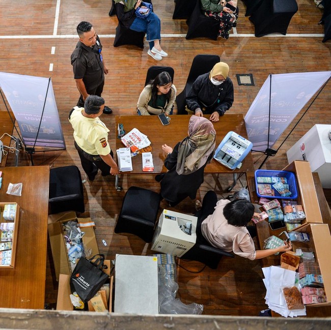 Antusias Warga Bandung Tukar Uang di GOR Saparua