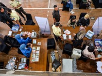 Antusias Warga Bandung Tukar Uang di GOR Saparua