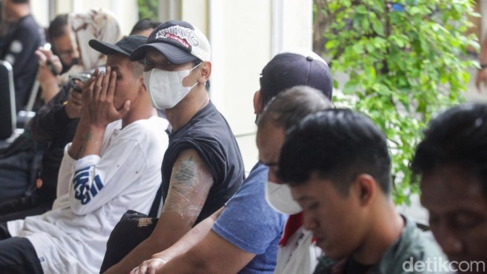 Peserta menjalani proses penghapusan tato dalam program yang digelar Badan Amil Zakat Nasional di Masjid Agung Sunda Kelapa, Senin (23/2/2026).