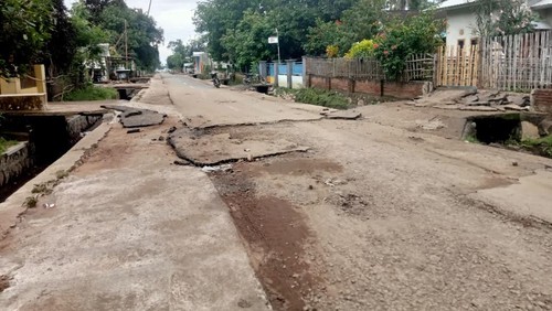Aspal di Jalan Kore-Dermaga TPI, Desa Kore, Kecamatan Sanggar, Kabupaten Bima, NTB, terkelupas akibat diguyur hujan deras, Sabtu (21/2/2026). (Dok. warga)