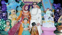 Atta Halilintar dan Aurel Hermansyah membuatkan pesta ulang tahun buat Ameena. Ameena menggemaskan dengan kostum Putri Jasmine. Atta, Aurel, dan Azura juga memakai kostum ala kerajaan Timur Tengah. Foto: Instagram @attahalilintar