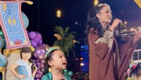 Gak ketinggalan, Ameena juga duet bareng dengan penyanyi idolanya, yakni Kris Dayanti.  Foto: Instagram @attahalilintar