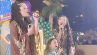 Ameena bikin gemas menyanyi bareng Amora Lemos dan Arsy Hermansyah. Foto: Instagram @attahalilintar