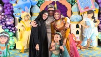 Geni Faruk memberikan ucapan untuk Ameena, Happy birthday happy grateful cucu kesayangan2 Gadda & Gaddi, @ameenaatta doa Gadda & Gaddi Ameena tumbuh jadi anak yg solehah, yg cerdas dan cerdik, sehat2 lahir batin, berjaya dan berbahagia dunia akhirat, tulisnya. Foto: Instagram @genifaruk