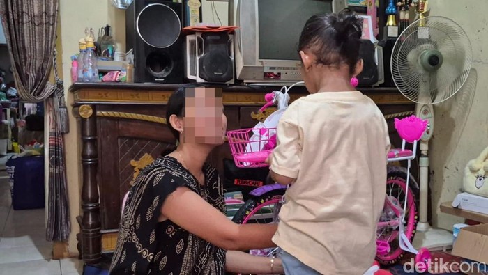 Balita KRN yang disiksa paman dan bibinya di Surabaya saat menerima hadiah sepeda dari warganet.