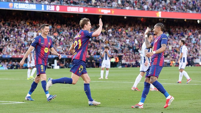 BARCELONA, SPAIN - FEBRUARY 22: Frenkie de Jong of FC Barcelona celebrates 2-0 with Raphinha of FC Barcelona  during the LaLiga EA Sports  match between FC Barcelona v Levante at the Camp Nou on February 22, 2026 in Barcelona Spain (Photo by David Ramirez/Soccrates/Getty Images)