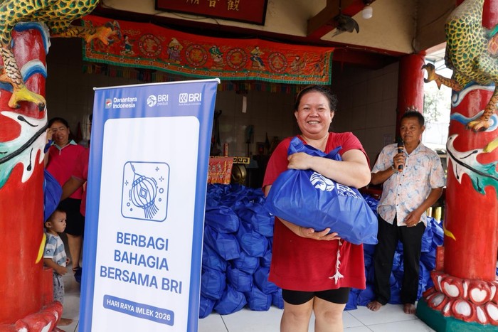 BRI Peduli berikan sembako di Tahun Baru Imlek di Kelenteng Tangerang