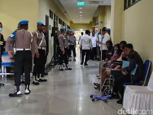 Sidang Etik Brimob Penganiaya Siswa di Tual, Kakak Korban Hadir Pakai Infus