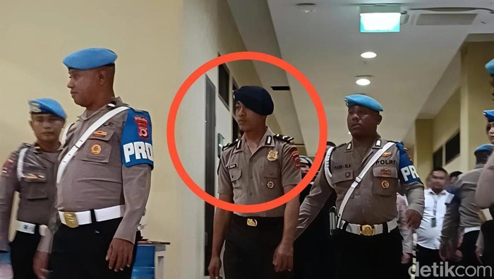 Oknum anggota Brimob Polda Maluku berinisial Bripda MS menjalani sidang kode etik profesi usai ditetapkan tersangka kasus penganiayaan yang menewaskan siswa MTs inisial AT (14) di Kota Tual.