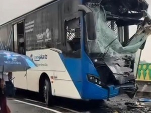 23 Penumpang Terluka Imbas Tabrakan Adu Banteng TransJ di Jalur Langit