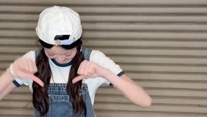Antara malu karena ketahuan atau grogi ya, Carmen? Di akhir video terlihat ekspresi Carmen yang malu-malu setelah selesai bikin konten bareng D.O. EXO. (Foto: dok. Instagram @hearts2hearts)