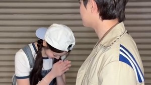 Gak sekali nih nyoleknya, tapi beberapa kali. Sampai pas ketahuan, si Carmen langsung malu sendiri dan minta maaf. (Foto: dok. Instagram @hearts2hearts)