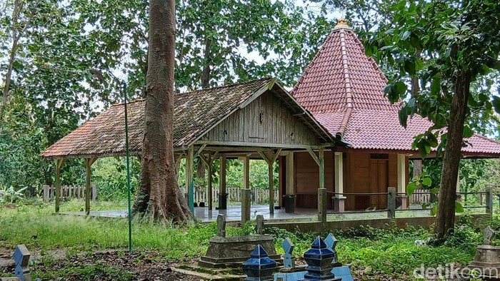 Makam Maling Genthiri berada di pemakaman umum Desa Kawengan, Kecamatan Jepon, Kabupaten Blora, Senin (23/2/2026).