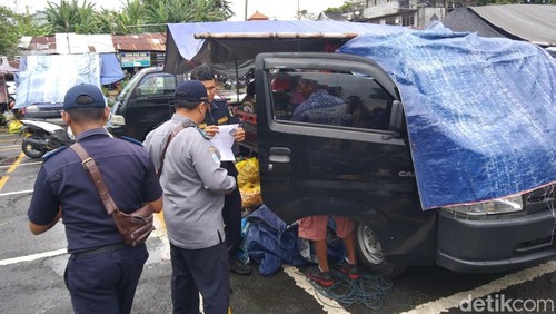 Petugas Dishub Tabanan mengaudit sejumlah mobil angkutan barang di Terminal Pasar Pesiapan, Desa Dauh Peken, Kecamatan Tabanan, Senin (23/2/2026).