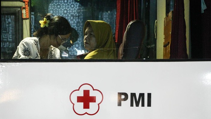 Petugas mengambil darah dari pendonor di mobil unit donor darah di halaman Masjid Natabel Jannah, Palangka Raya, Kalimantan Tengah, Minggu (22/2/2026). Palang Merah Indonesia (PMI) Kota Palangka Raya melakukan kegiatan jemput bola donor darah ke berbagai masjid di kota setempat pada bulan Ramadan 1447 Hijriah guna menambah ketersediaan darah di Palangka Raya. ANTARA FOTO/Auliya Rahman