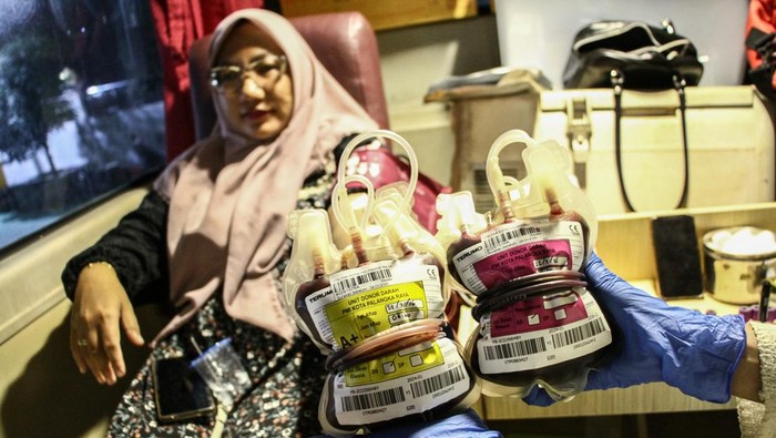 Petugas mengambil darah dari pendonor di mobil unit donor darah di halaman Masjid Natabel Jannah, Palangka Raya, Kalimantan Tengah, Minggu (22/2/2026). Palang Merah Indonesia (PMI) Kota Palangka Raya melakukan kegiatan jemput bola donor darah ke berbagai masjid di kota setempat pada bulan Ramadan 1447 Hijriah guna menambah ketersediaan darah di Palangka Raya. ANTARA FOTO/Auliya Rahman