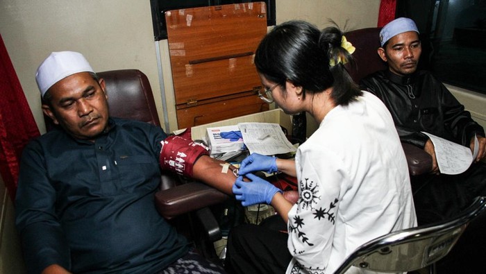 Petugas mengambil darah dari pendonor di mobil unit donor darah di halaman Masjid Natabel Jannah, Palangka Raya, Kalimantan Tengah, Minggu (22/2/2026). Palang Merah Indonesia (PMI) Kota Palangka Raya melakukan kegiatan jemput bola donor darah ke berbagai masjid di kota setempat pada bulan Ramadan 1447 Hijriah guna menambah ketersediaan darah di Palangka Raya. ANTARA FOTO/Auliya Rahman