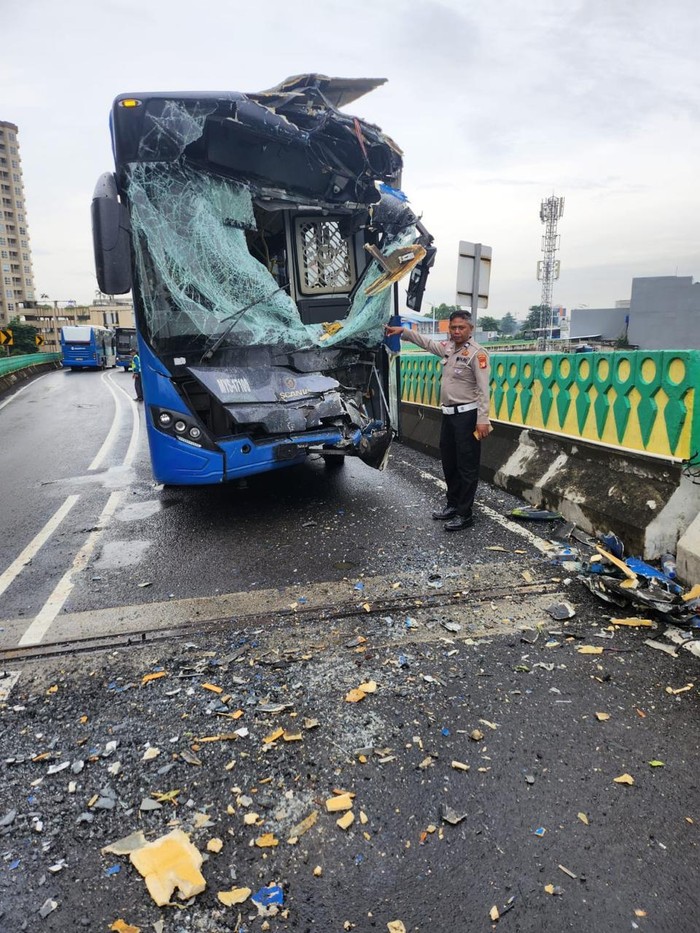 TransJ Tanggung Biaya Pengobatan 23 Korban Tabrakan Bus di Jalur Langit