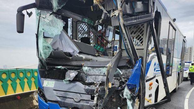 Dua bus Transjakarta bertabrakan di koridor 13 'jalur langit Cipulir, Kebayoran Lama, Jakarta Selatan. Dua bus Transjakarta bertabrakan di koridor 13 'jalur langit Cipulir, Kebayoran Lama, Jakarta Selatan, Senin (23/2/2026).