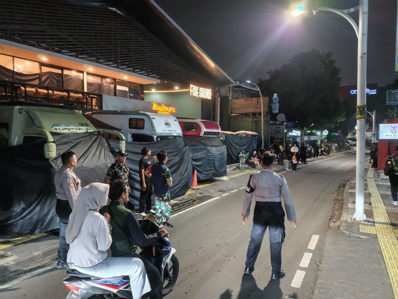 Film Korea Selatan (Korsel) yang dibintangi oleh aktor Ma Dong-seok (Don Lee) bersama Lisa 'BLACKPINK' melakukan syuting di sebuah kafe di Kemang Jaksel. Polisi mengatur lalu lintas (Dok istimewa). Film Korea Selatan (Korsel) yang dibintangi oleh aktor Ma Dong-seok (Don Lee) bersama Lisa 'BLACKPINK' melakukan syuting di sebuah kafe di Kemang Jaksel. Polisi mengatur lalu lintas (Dok istimewa).