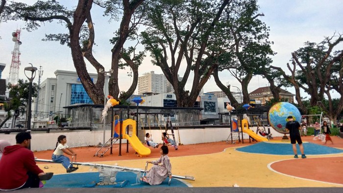 Foto: Suasana Playground anak di Lapangan Merdeka Medan.