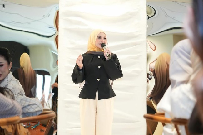 Aurel Hermansyah mengenakan hijab pashmina viscose gradasi kuning yang dipadukan atasan berwarna hitam yang membentuk bagian pinggang cocok untuk acara buka puasa bersama. Ia memadukan hijab dengan palazzo pants putih. Foto: Dok. Instagram @aurelie.hermansyah.