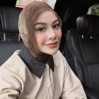 Gaya padu padan hijab pashmina viscose bermotif yang dikenakan Aurel Hermansyah memberikan kesan elegan sekaligus santai yang sangat pas untuk acara buka puasa bersama. Tekstur kainnya yang ringan dan jatuh secara alami memberikan kenyamanan maksimal. Gaya hijab dengan ujung pashmina yang dimasukkan rapi ke dalam kerah baju memberikan tampilan yang praktis, dan modern. Padu padan ini menonjolkan detail kerah pada bagian dada busana. Foto: Dok. Instagram @aurelie.hermansyah.